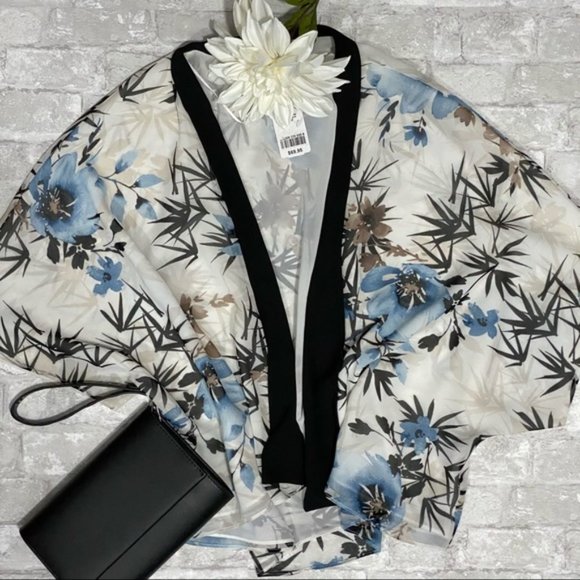 SOLD | NWT Le Chateau White & Blue Floral Kimono - Picture 6 of 12